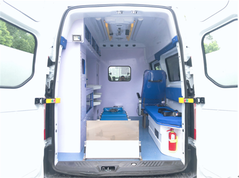 福特V362汽油中軸中頂監(jiān)護型救護車內飾圖片.jpg